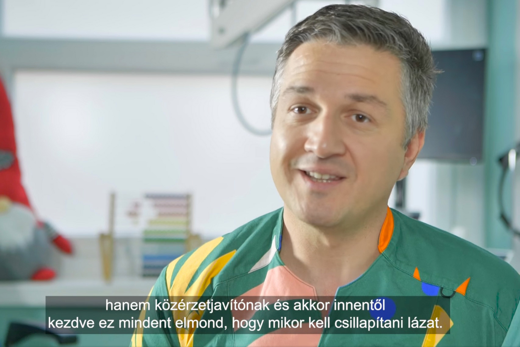 Dr. Tordas Dániel NIDA egészségügyi ruhában beszélt a gyerekek lázcsillapításáról